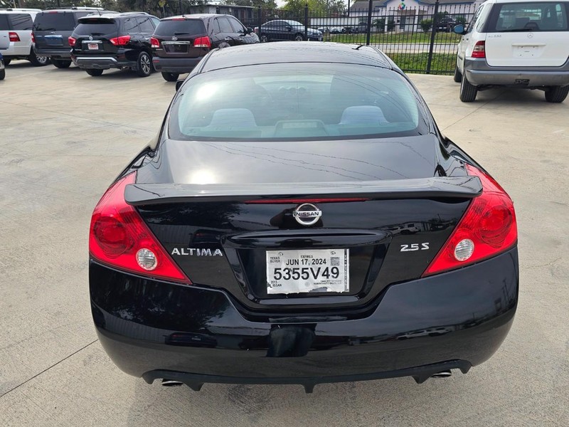 Nissan Altima Vehicle Image 04