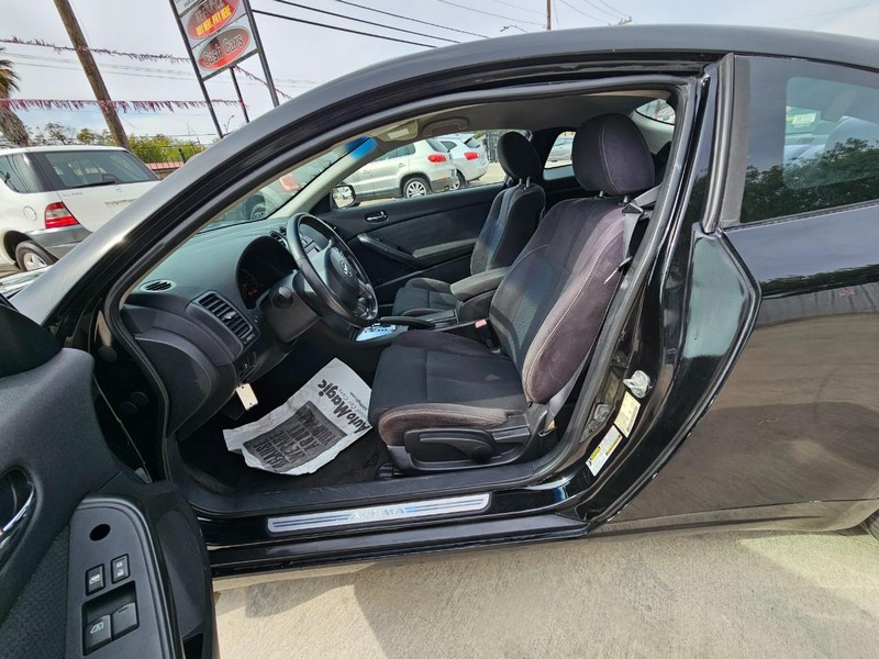 Nissan Altima Vehicle Image 09