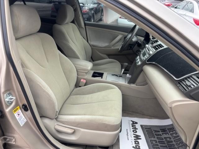 Toyota Camry Vehicle Image 18