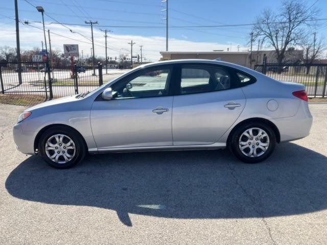 Hyundai Elantra Vehicle Image 02