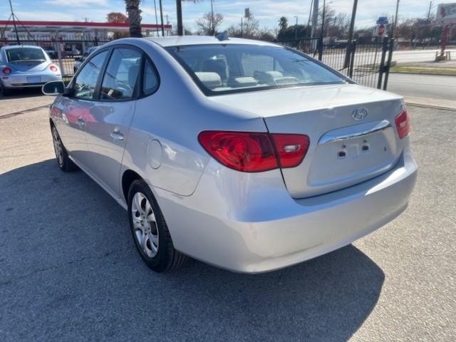 Hyundai Elantra Vehicle Image 03