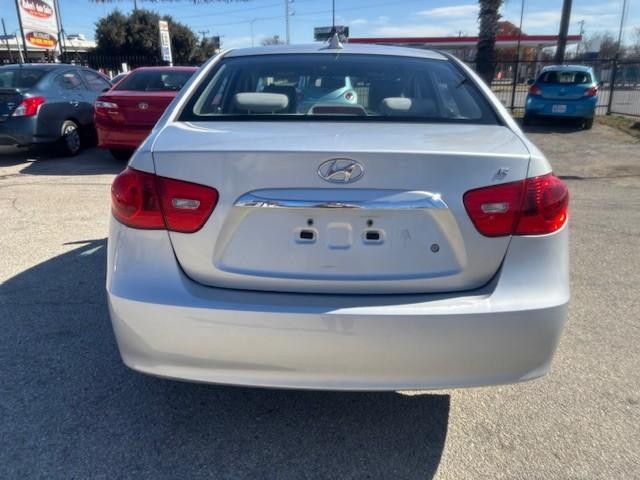 Hyundai Elantra Vehicle Image 04