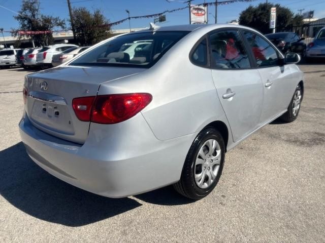 Hyundai Elantra Vehicle Image 05