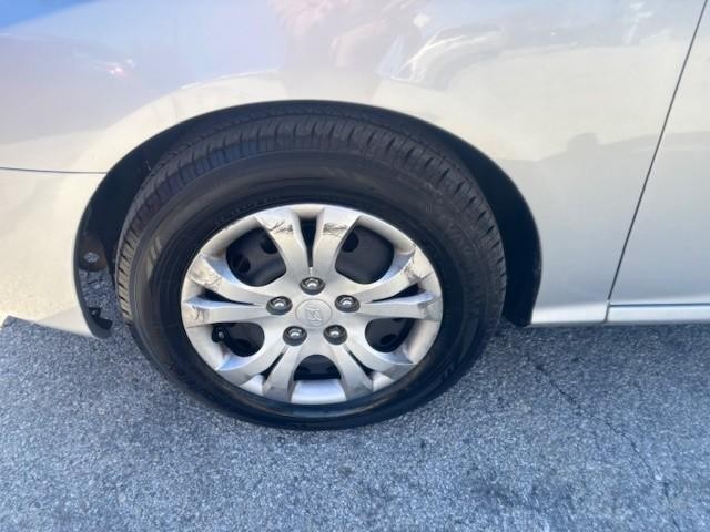 Hyundai Elantra Vehicle Image 09