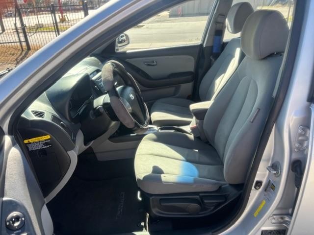 Hyundai Elantra Vehicle Image 11
