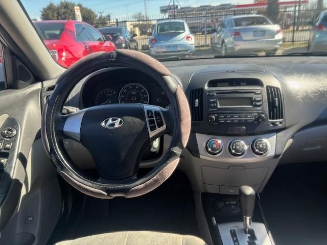 Hyundai Elantra Vehicle Image 12