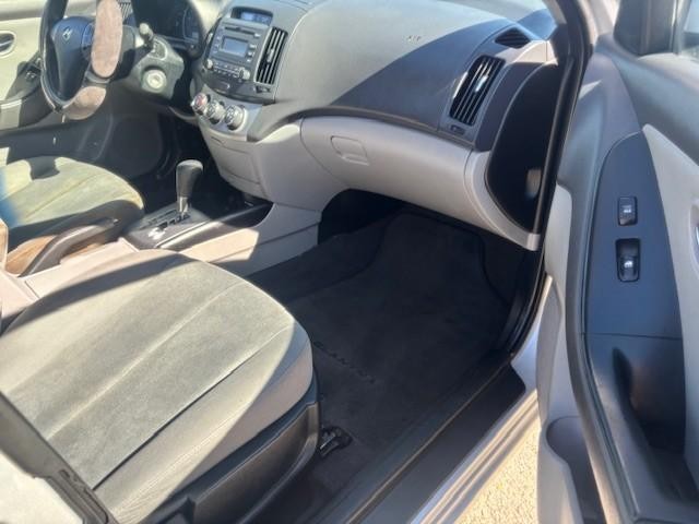 Hyundai Elantra Vehicle Image 17