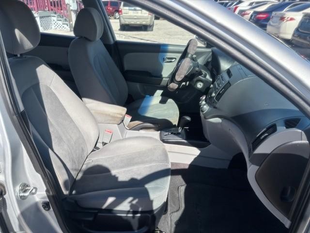 Hyundai Elantra Vehicle Image 18
