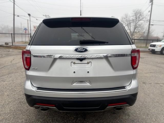 Ford Explorer Vehicle Image 04