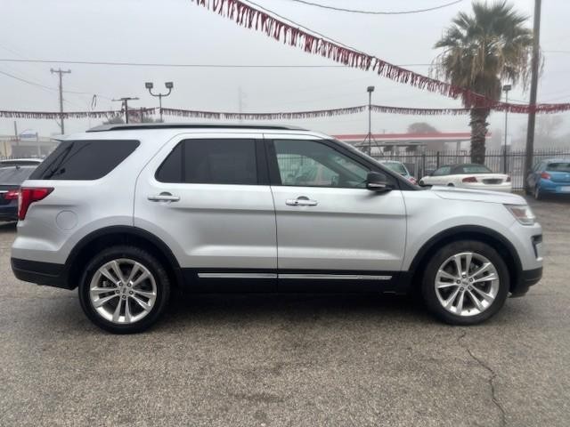 Ford Explorer Vehicle Image 06