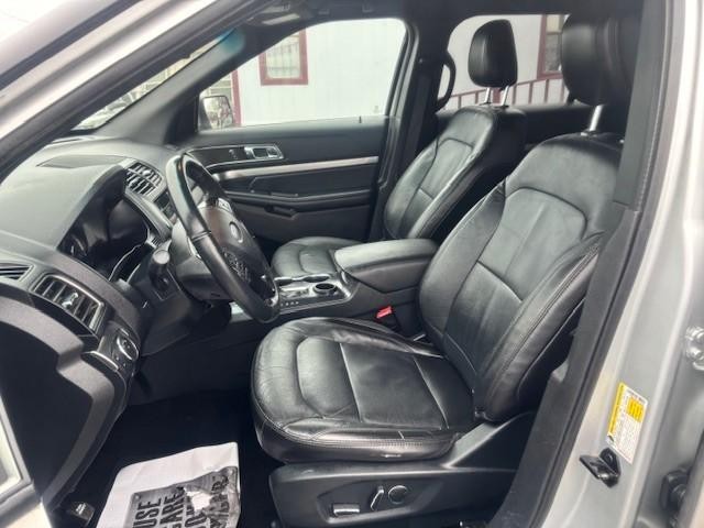 Ford Explorer Vehicle Image 11