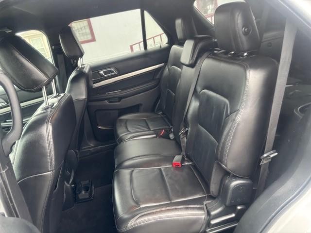 Ford Explorer Vehicle Image 14