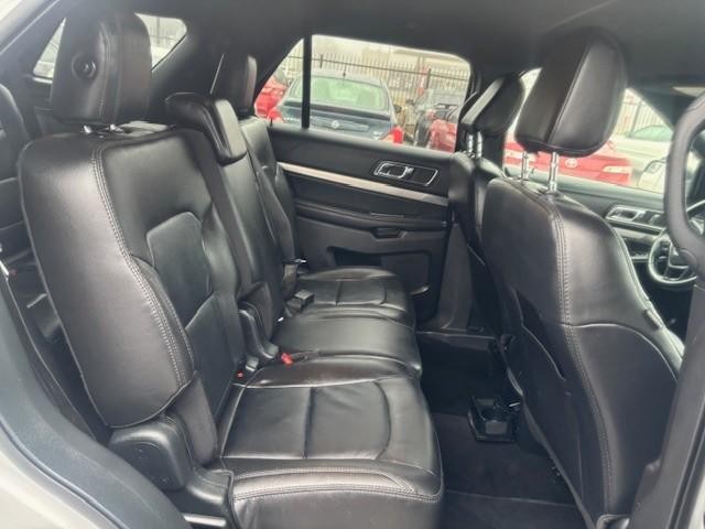 Ford Explorer Vehicle Image 18