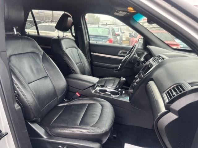Ford Explorer Vehicle Image 20