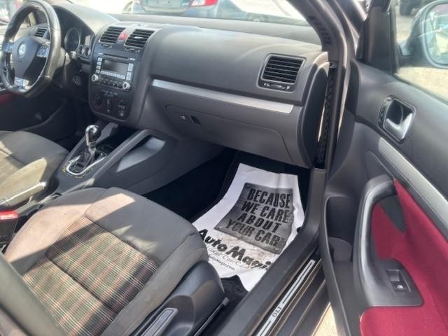 Volkswagen Jetta Sedan Vehicle Full-screen Gallery Image 16