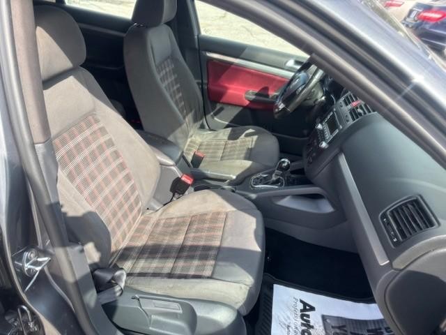 Volkswagen Jetta Sedan Vehicle Full-screen Gallery Image 17