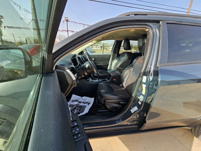 Jeep Cherokee Vehicle Image 12