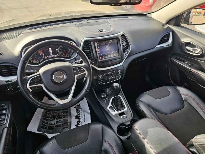 Jeep Cherokee Vehicle Image 16