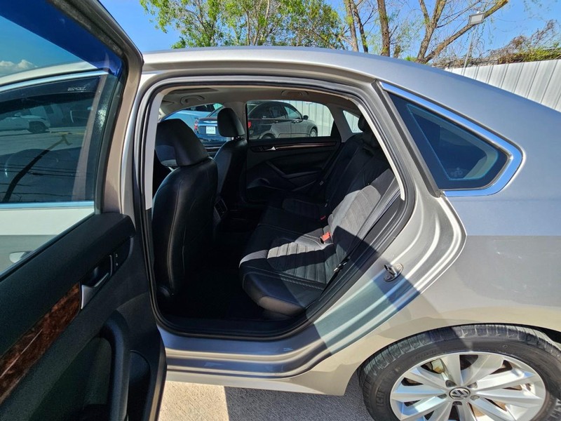 Volkswagen Passat Vehicle Image 12