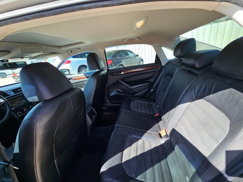 Volkswagen Passat Vehicle Image 13