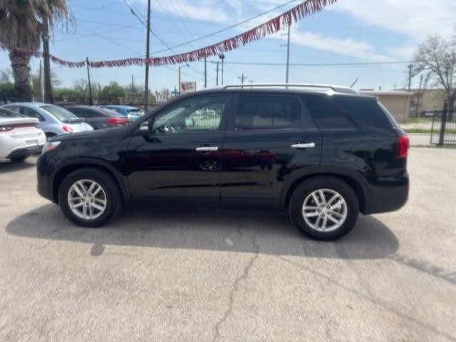 Kia Sorento Vehicle Image 02