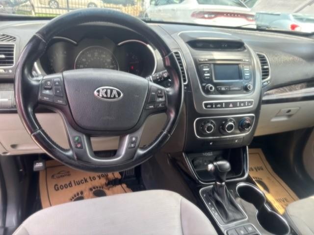 Kia Sorento Vehicle Image 12