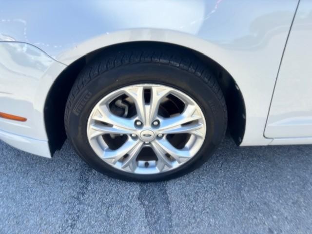 Ford Fusion Vehicle Image 09