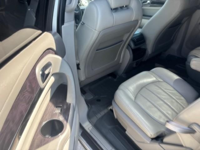 Buick Enclave Vehicle Image 14
