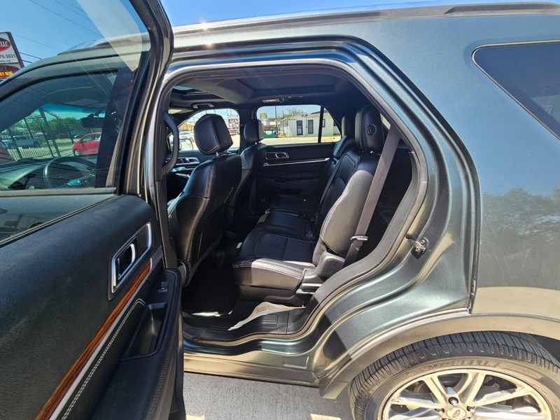 Ford Explorer Vehicle Image 14