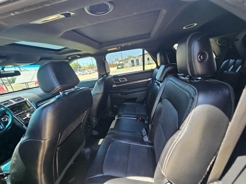 Ford Explorer Vehicle Image 15