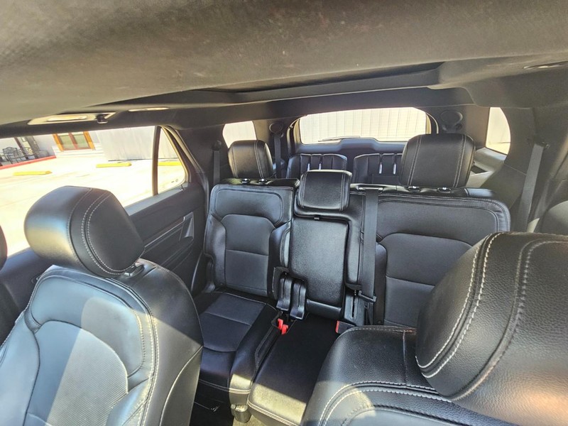 Ford Explorer Vehicle Image 17