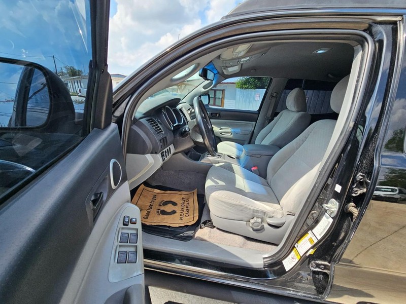 Toyota Tacoma Vehicle Image 11