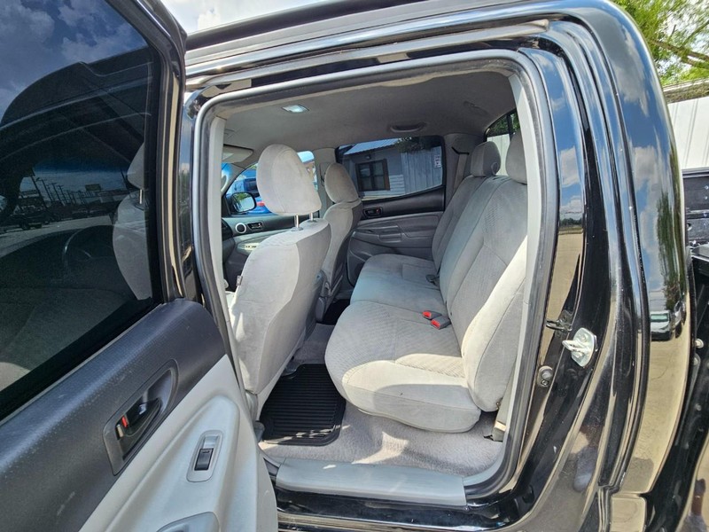 Toyota Tacoma Vehicle Image 13