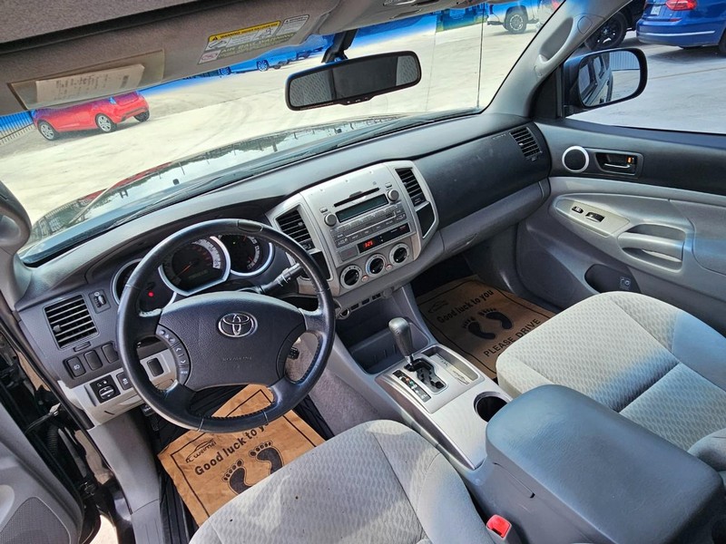 Toyota Tacoma Vehicle Image 16