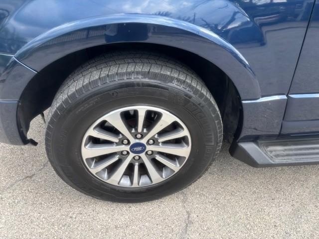 Ford Expedition EL Vehicle Image 09