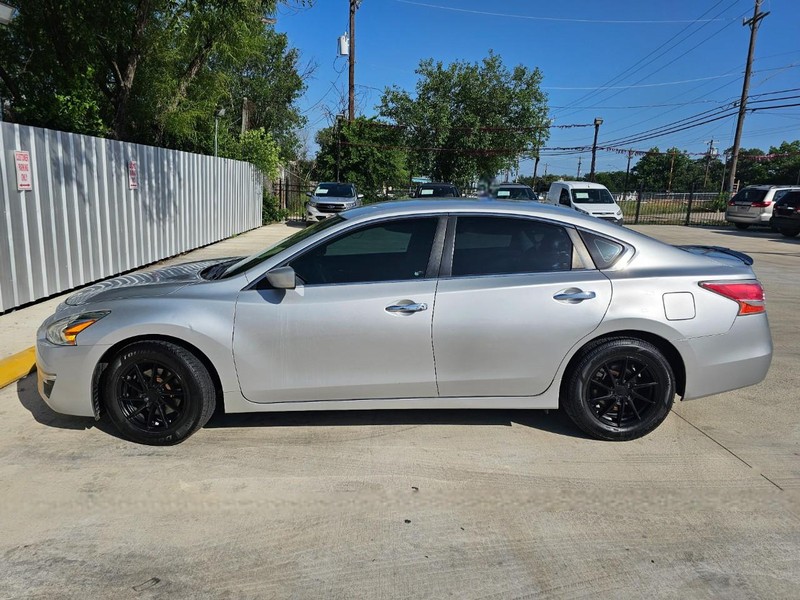 Nissan Altima Vehicle Image 02