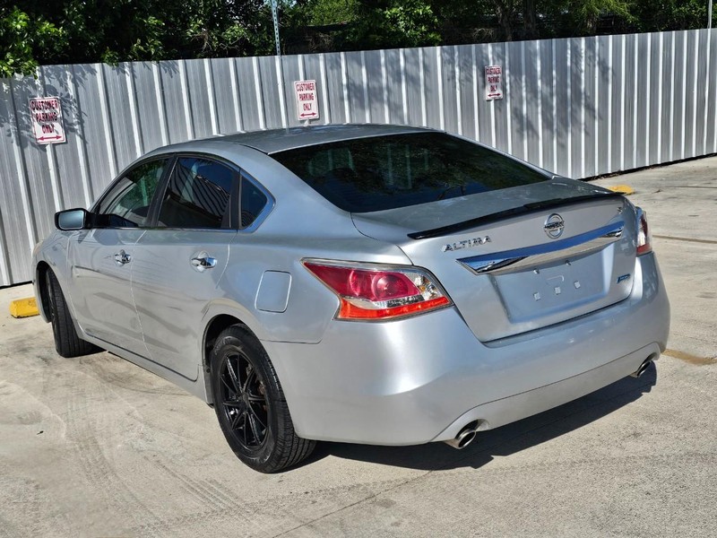Nissan Altima Vehicle Image 03
