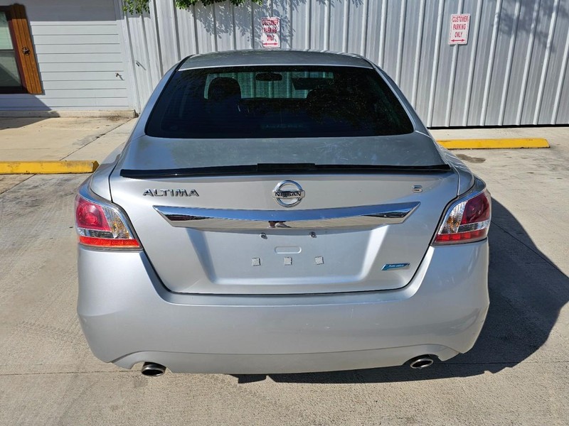 Nissan Altima Vehicle Image 04