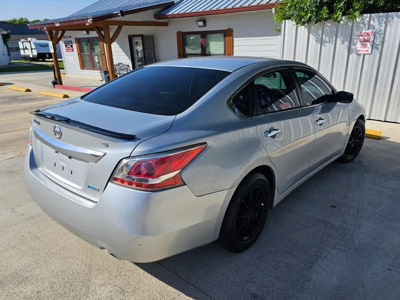 Nissan Altima Vehicle Image 05