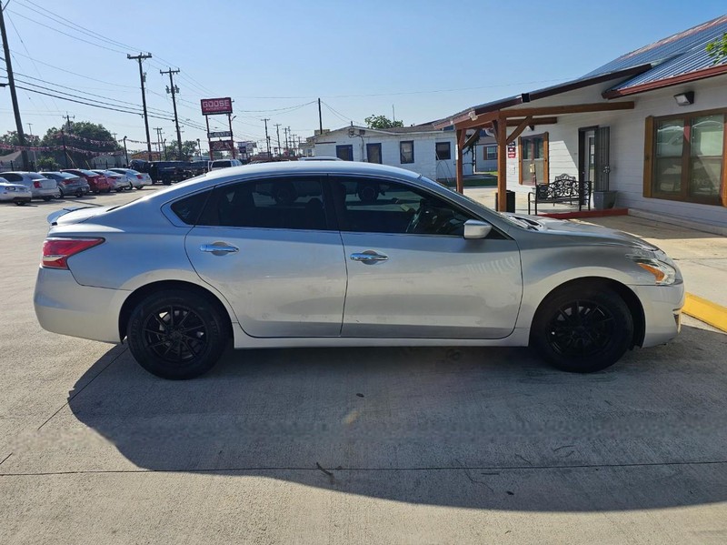 Nissan Altima Vehicle Image 06