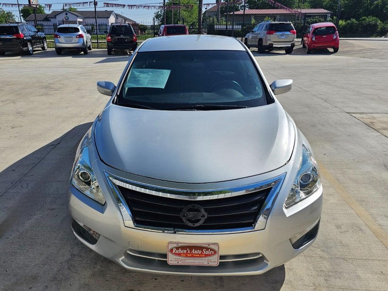 Nissan Altima Vehicle Image 08