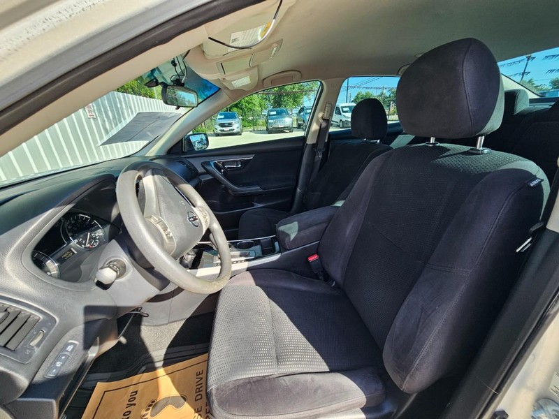 Nissan Altima Vehicle Image 10