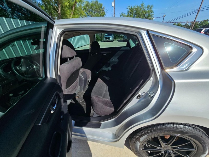Nissan Altima Vehicle Image 11