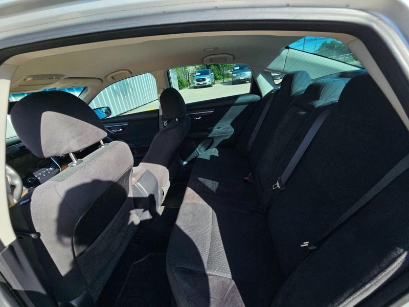 Nissan Altima Vehicle Image 12
