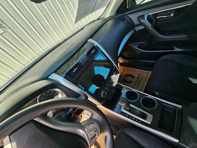Nissan Altima Vehicle Image 13