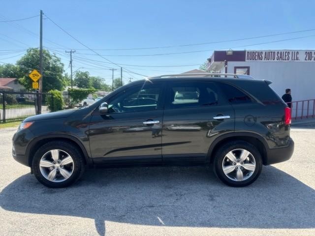 Kia Sorento Vehicle Image 02