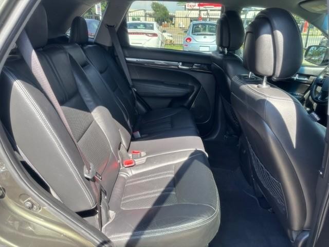 Kia Sorento Vehicle Image 16