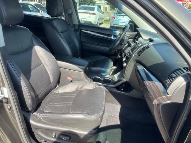 Kia Sorento Vehicle Image 18
