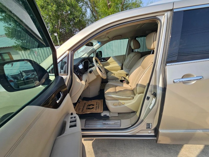 Nissan Quest Vehicle Image 11