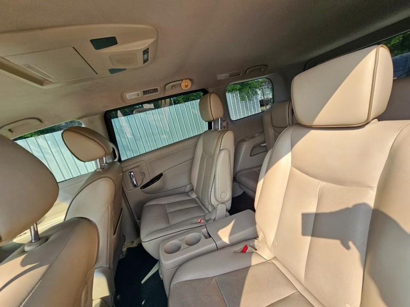Nissan Quest Vehicle Image 14